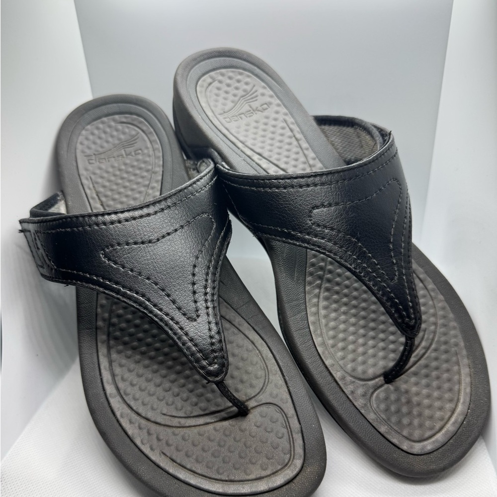 Dansko Black & grey footbed leather flip flops. 40